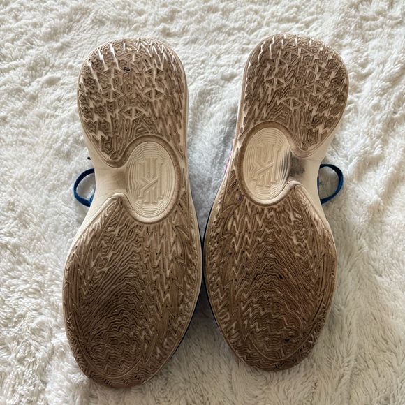 Nike Kyrie Low 5 Sneakers - Picture 14 of 15